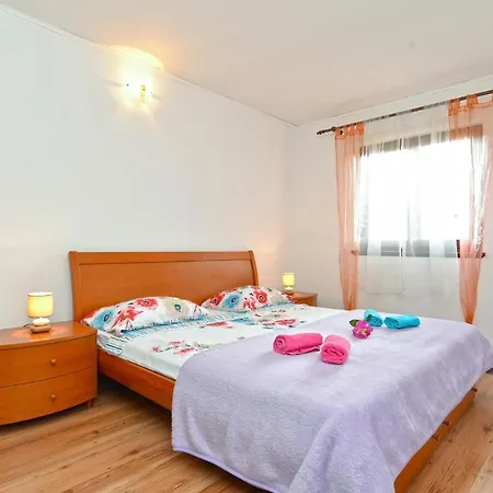 Family Friendly With A Swimming Pool - 19595 Apartment Fazana