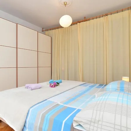 Apartment Family Friendly With A Swimming Pool - 19595